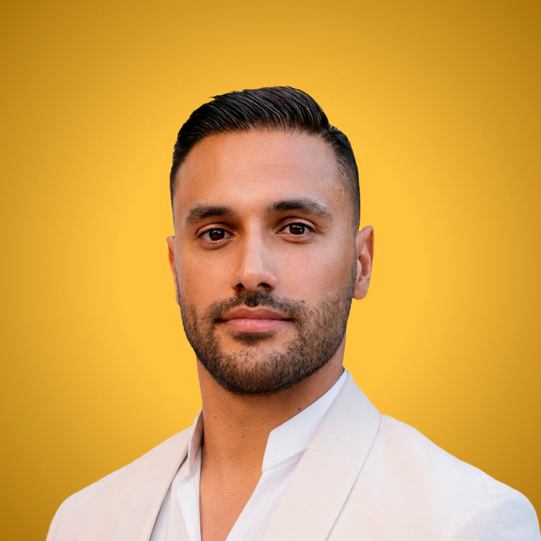 Zakelijk portret van Ali Safieddine, oprichter van Momik, tegen een gele achtergrond