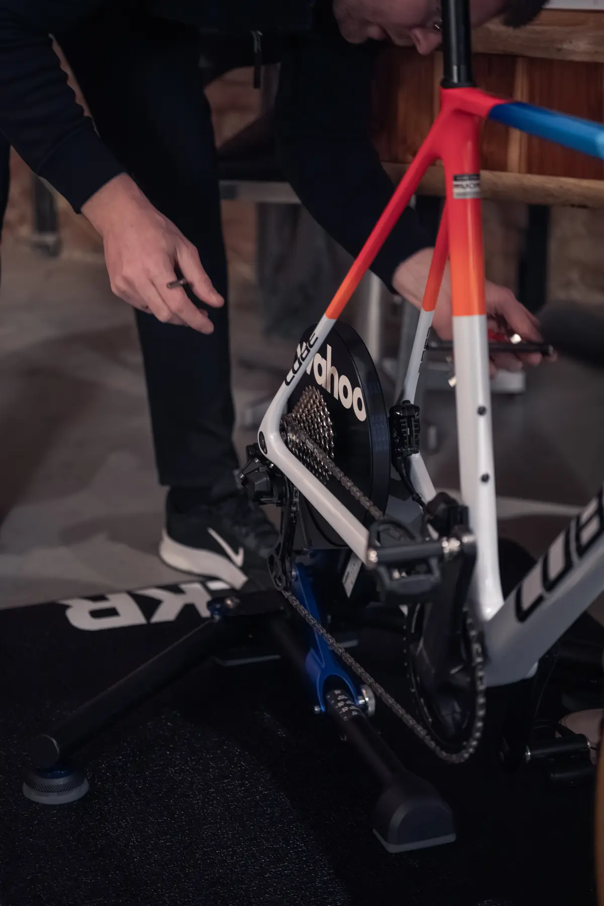 Bikefitter stelt een Cube racefiets af op een Wahoo Kickr indoor trainer bij Kineworks