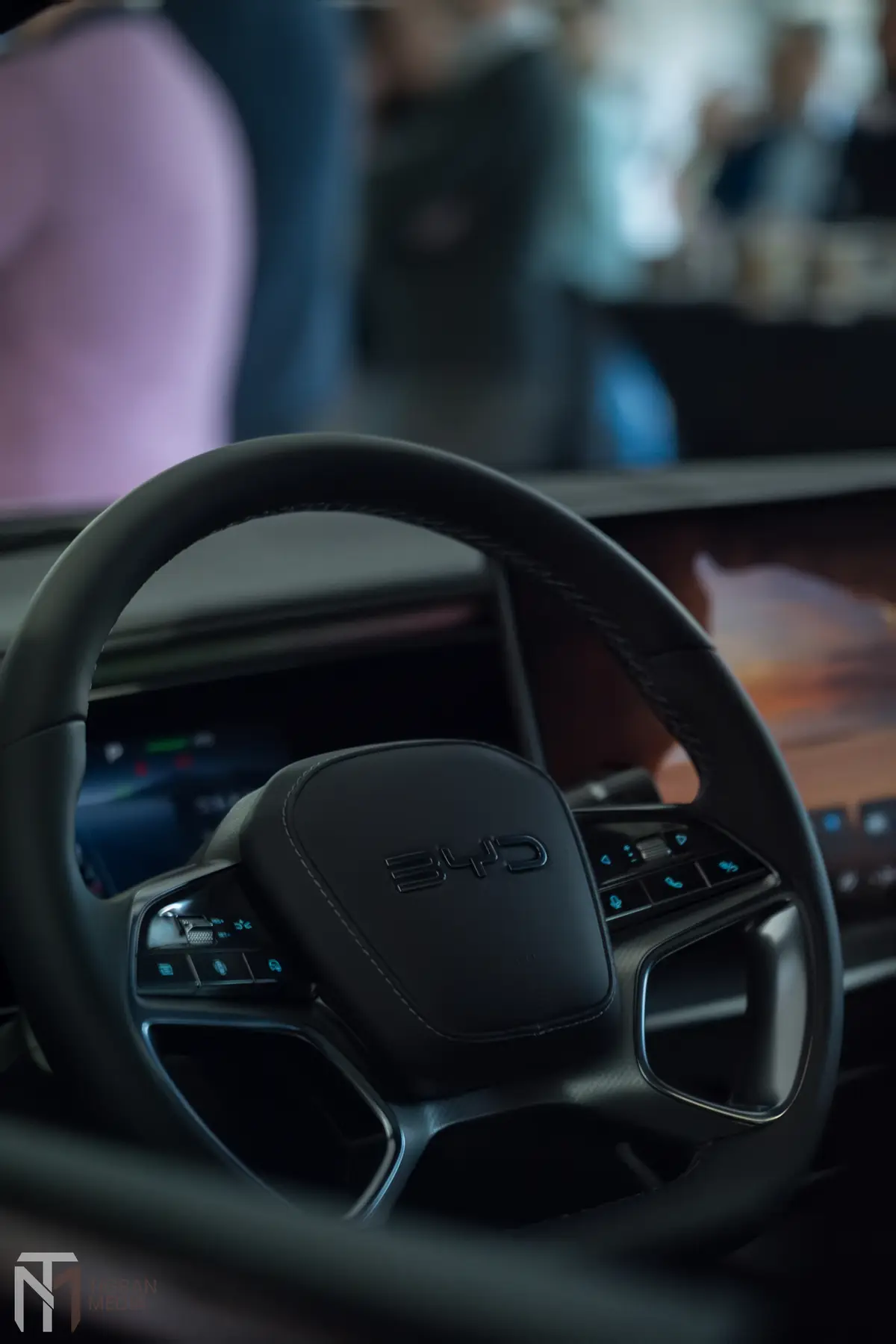 Detail van het stuur en dashboard van een BYD elektrische auto tijdens Open Coffee event